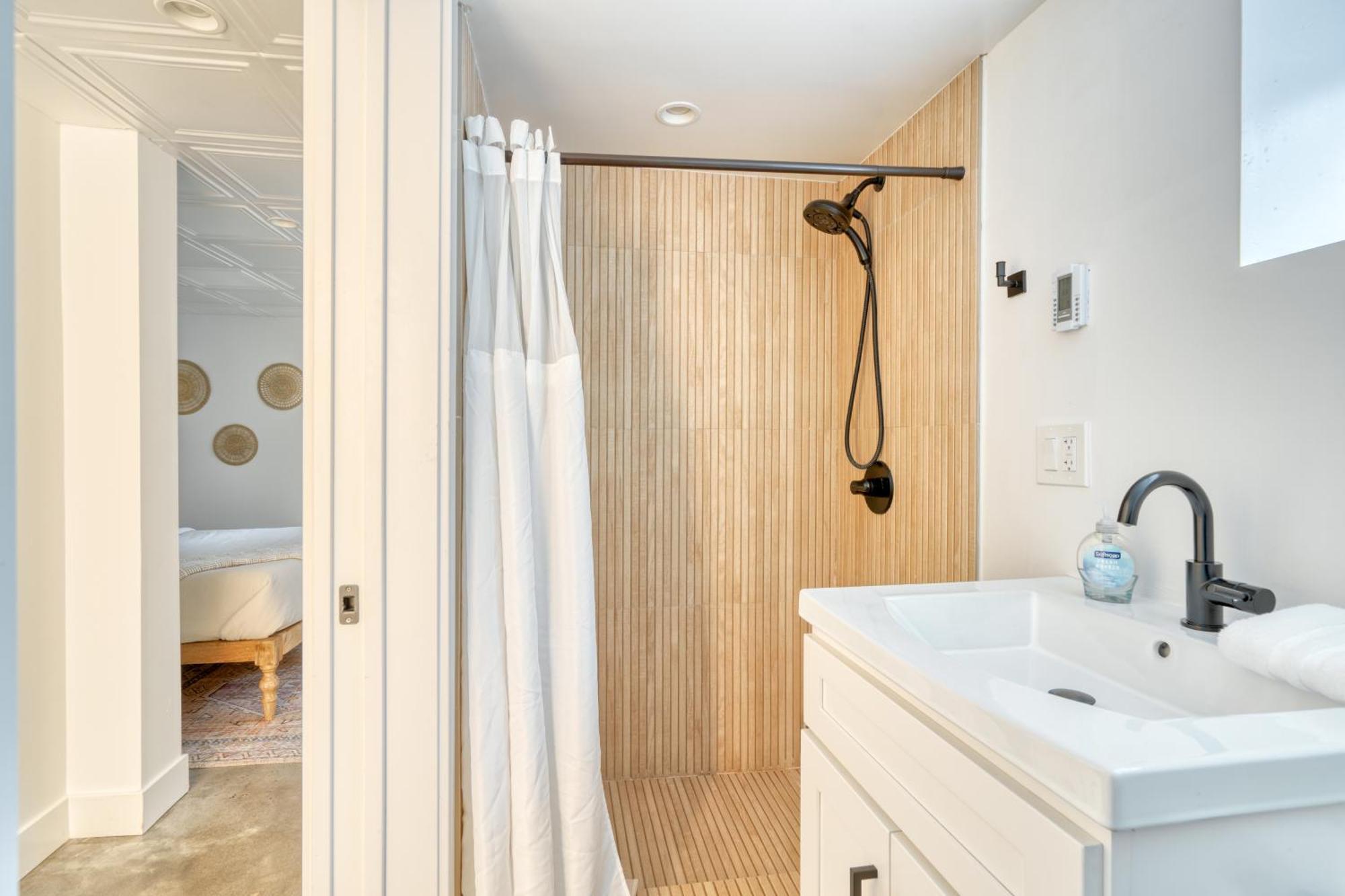 Collection - Budget-friendly Basement Hideaway - 91 Walkscore * Portland