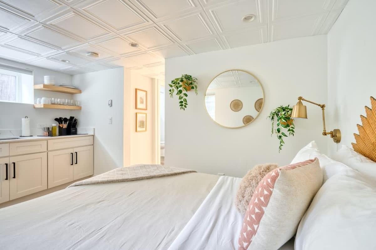 Collection - Budget-friendly Basement Hideaway - 91 Walkscore Apartment